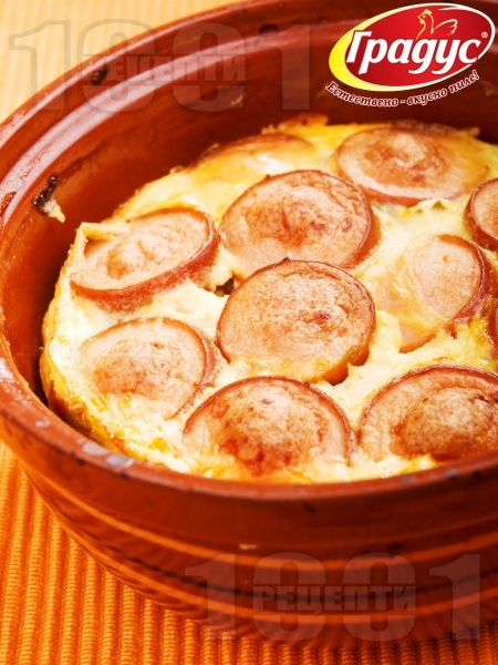 Запеканка от кренвирши, сирене, яйца и домати в гювече - снимка на рецептата